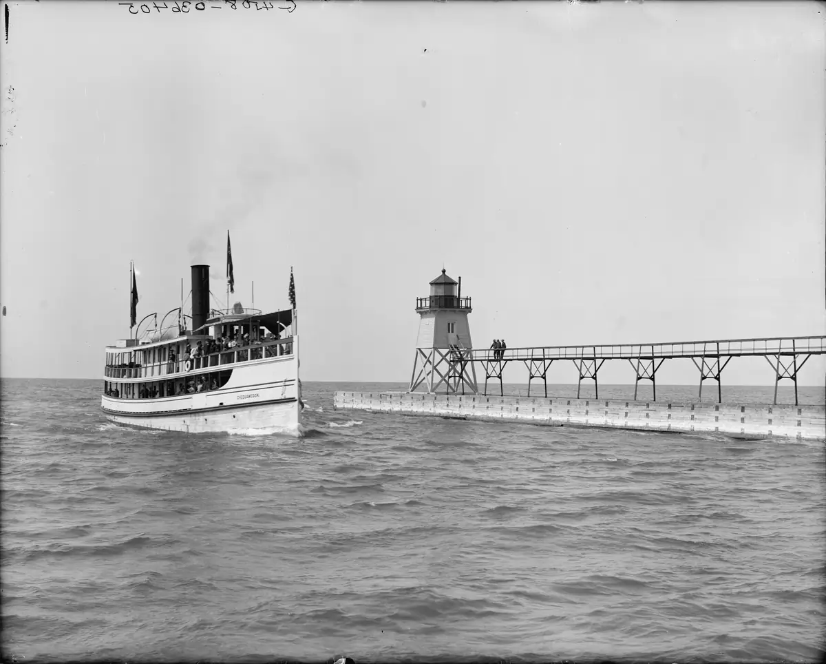 Charlevoix light and harbour entrance, with the steamer Chequamegon (c. 1900-1910)