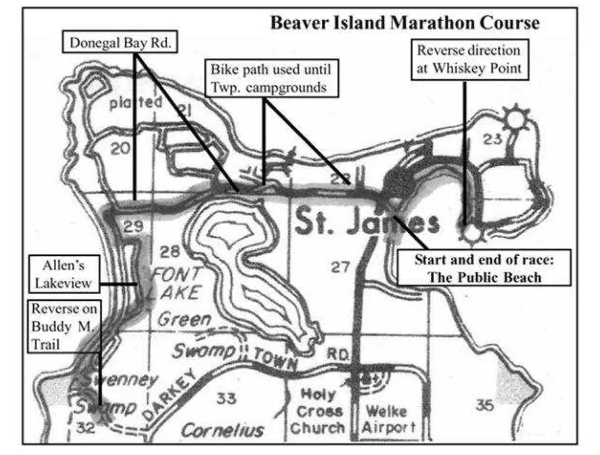 Black-and-white map showing a numbered marathon route with roads, paths, landmarks, and directional callouts.